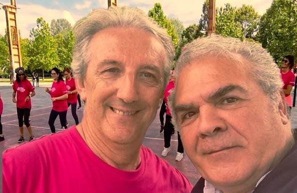 Partecipanti al Global Wellness Day, con le magliette dell'evento