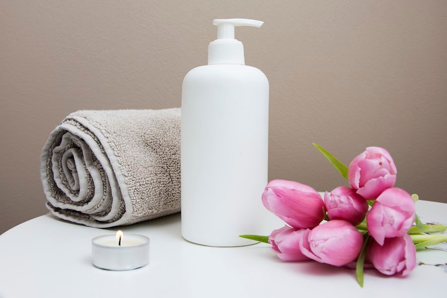 Set benessere da SPA: asciugamano arrotolato, olio e tulipani rosa