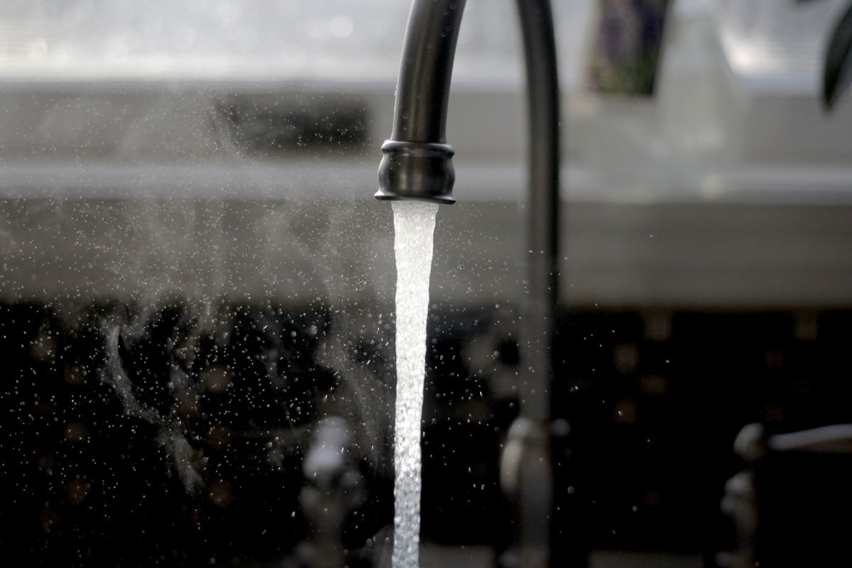 Acqua che scorre da un rubinetto: gli impianti idrici sono la principale via di rischio legionella