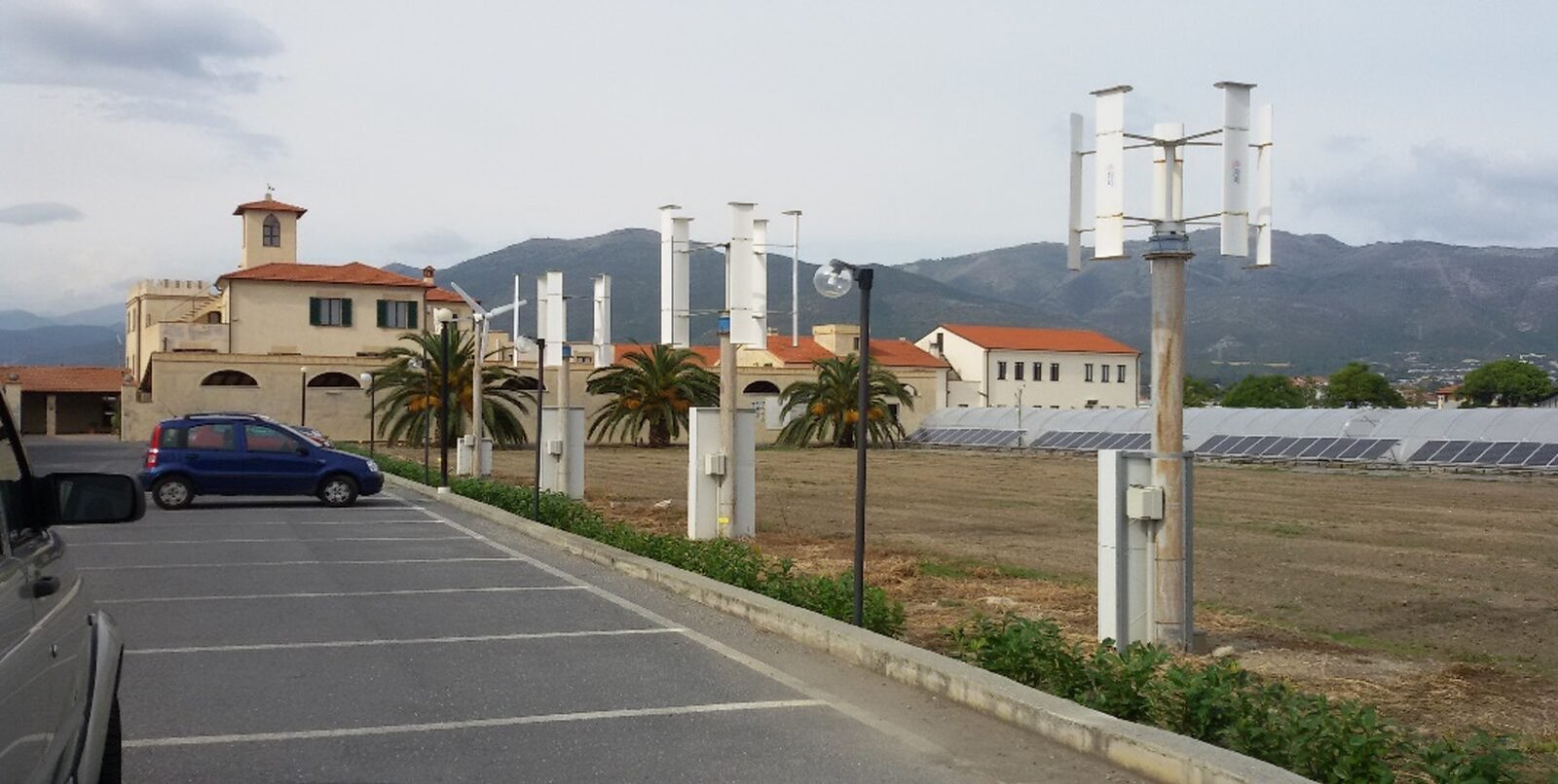 Impianto con turbine eoliche ad asse verticale e serre fotovoltaiche
