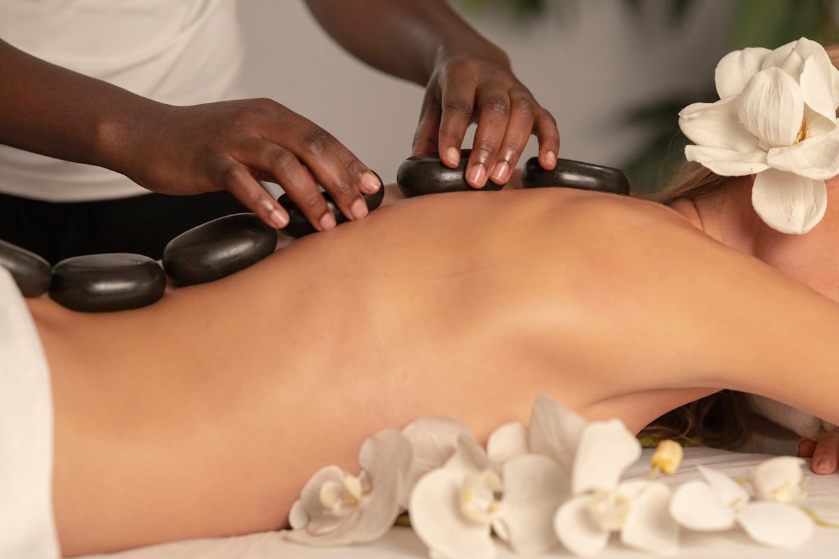 Rituale benessere con pietre calde in una SPA