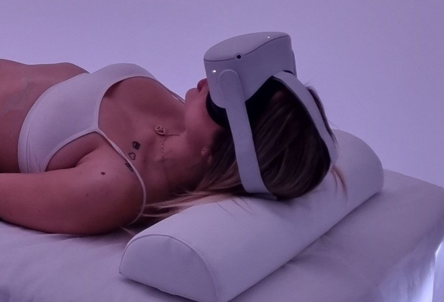 Ospite di una SPA con visore di realtà virtuale su un lettino